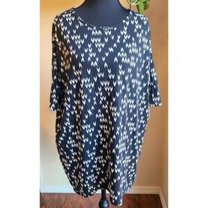 NWT LuLaRoe Irma Black Top with White Heart Arrow Pattern Hi-Low Top Size XS